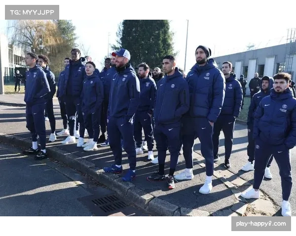 法国检方就去年马赛球迷骚乱事件，对12人提起公诉。